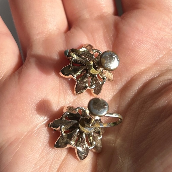 Vintage Pastel Enamel Floral Screw-Back Earrings – 1940s/50s - Picture 5 of 5